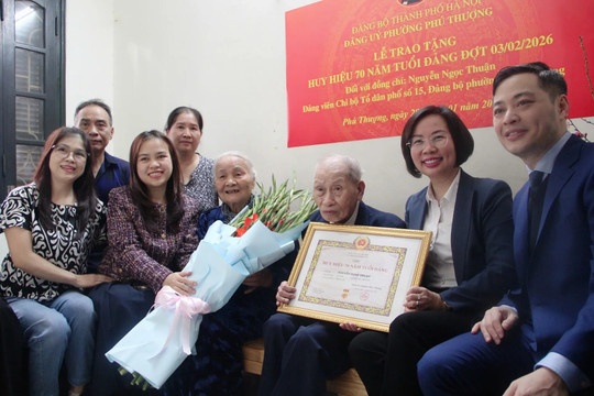 Chủ tịch Ủy ban Mặt trận Tổ quốc Việt Nam TP Hà Nội trao Huy hiệu Đảng tặng đảng viên lão thành phường Phú Thượng