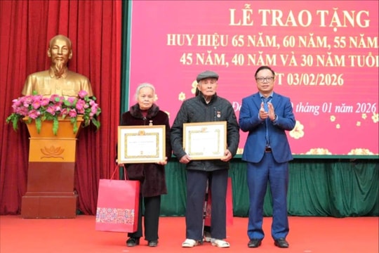 Đảng uỷ xã Sơn Đồng tổ chức trao tặng Huy hiệu Đảng đợt 3-2