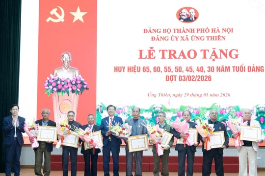 Xã Ứng Thiên trao Huy hiệu Đảng tặng 36 đảng viên