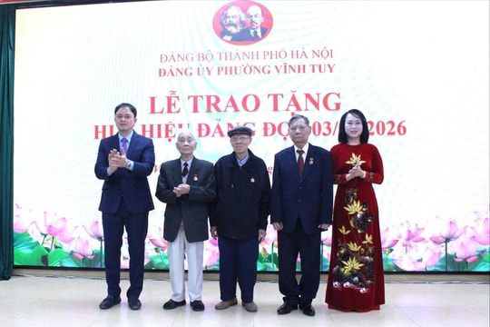 Đảng ủy phường Vĩnh Tuy trao Huy hiệu Đảng tặng 106 đảng viên