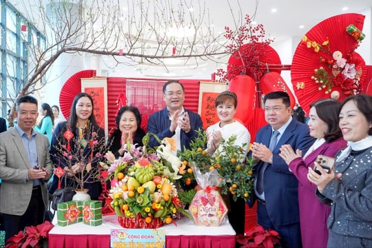 Hơn 1.000 suất quà nghĩa tình đến với người dân phường Đống Đa