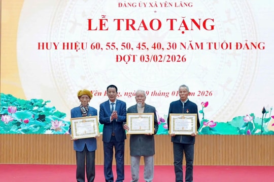 Xã Yên Lãng trao Huy hiệu Đảng đợt 3-2