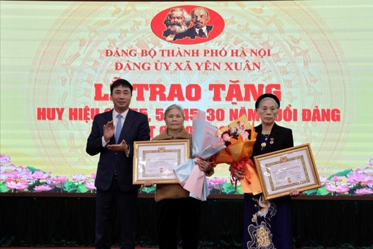 Xã Yên Xuân trao tặng, truy tặng Huy hiệu Đảng đợt 3-2
