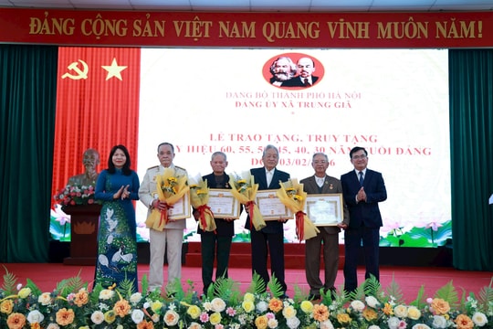 Đảng ủy xã Tiến Thắng và xã Trung Giã trao Huy hiệu Đảng đợt 3-2