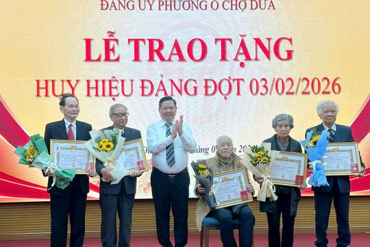 Ô Chợ Dừa trao Huy hiệu Đảng tặng 115 đảng viên