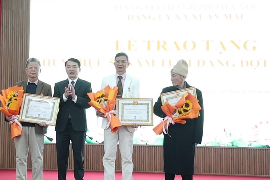 Xã Xuân Mai trao Huy hiệu Đảng tặng 36 đảng viên