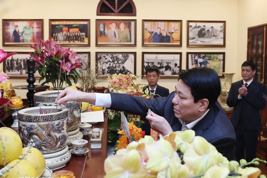 Chủ tịch nước Lương Cường thắp hương tưởng nhớ các đồng chí nguyên lãnh đạo Đảng, Nhà nước