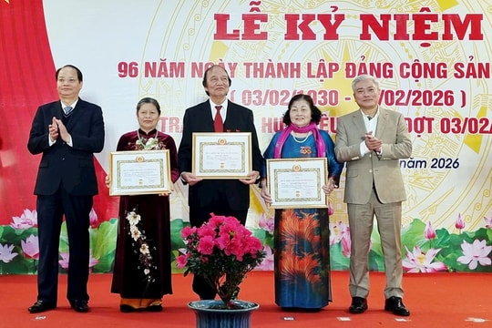 Phường Đại Mỗ kỷ niệm 96 năm Ngày thành lập Đảng, trao Huy hiệu Đảng đợt 3-2