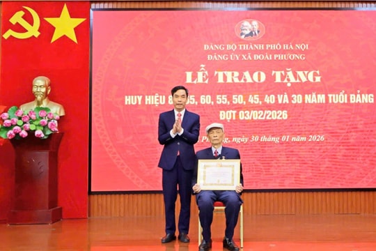 Xã Đoài Phương trao tặng Huy hiệu Đảng đợt 3-2
