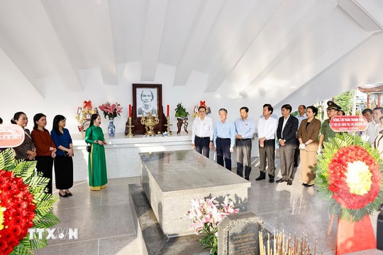 Chủ tịch Quốc hội Trần Thanh Mẫn dâng hương, viếng mộ Cụ Phó bảng Nguyễn Sinh Sắc