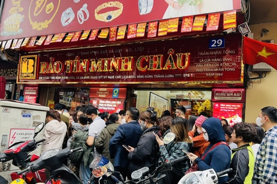 Giá vàng lao dốc, người dân xếp hàng dài để “bắt đáy”