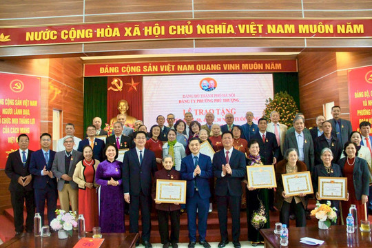 Phường Phú Thượng trang trọng tổ chức Lễ trao Huy hiệu Đảng tặng 47 đảng viên