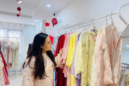 Áo dài tiếp tục “lên ngôi” dịp Tết Bính Ngọ 2026