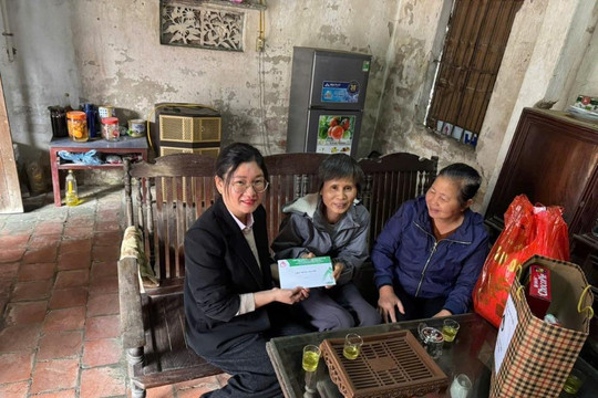 Hội LHPN xã Dân Hoà tổ chức thăm hỏi, động viên và trao tặng quà Tết cho các gia đình có hoàn cảnh đặc biệt khó khăn