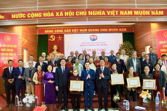 Đảng bộ phường Phú Thượng trang trọng tổ chức Lễ trao tặng Huy hiệu Đảng đợt 03/02/2026