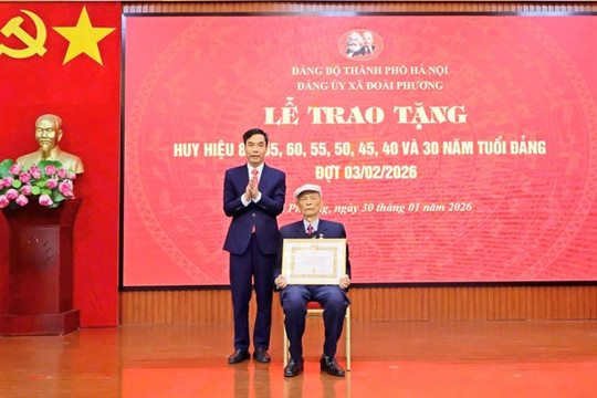 Xã Đoài Phương trao tặng Huy hiệu Đảng cho 36 đảng viên tiêu biểu