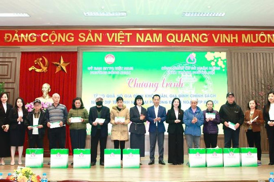 30 suất quà yêu thương đến các hộ gia đình khó khăn phường Đông Ngạc