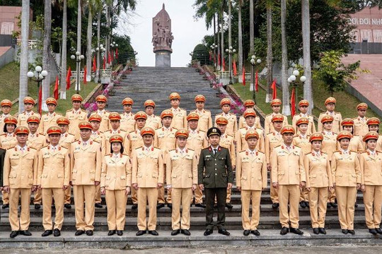 Phòng CSGT Hà Nội tổ chức hoạt động về nguồn, giáo dục truyền thống kỷ niệm 80 năm Ngày truyền thống
