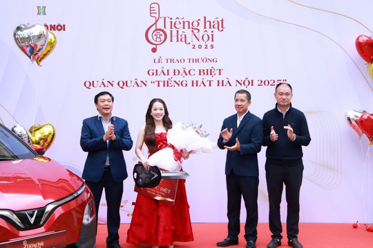 Quán quân Đào Lê Phương Chi nhận giải thưởng 600 triệu đồng từ cuộc thi “Tiếng hát Hà Nội 2025”