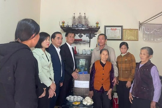 Xã Phúc Lộc thăm hỏi, tặng quà người có công với cách mạng, chúc thọ các cụ tròn 100 tuổi