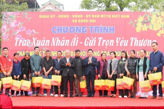 Xã Quốc Oai trao 775 suất quà Tết tặng các đối tượng chính sách