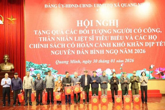 Xã Quang Minh: Tặng quà cho người có công, bảo đảm an sinh xã hội
