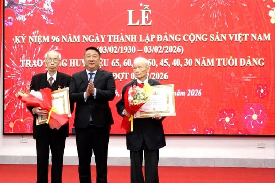 Đảng bộ xã Bình Minh trao Huy hiệu Đảng tặng 44 đảng viên