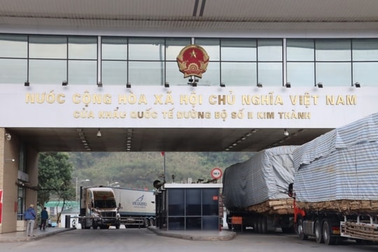 Cục Hải quan hỏa tốc đề nghị gỡ vướng khi 1.300 phương tiện chở nông sản tắc tại cửa khẩu