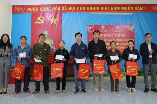 Xã Phú Nghĩa trao 480 suất quà Tết cho các hộ có hoàn cảnh khó khăn