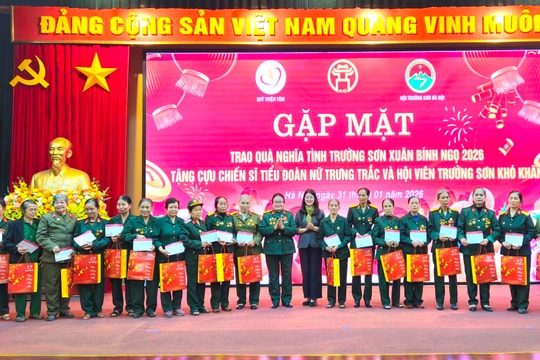 Hội Trường Sơn Hà Nội trao quà cho hội viên và các chiến sĩ Tiểu đoàn nữ Trưng Trắc