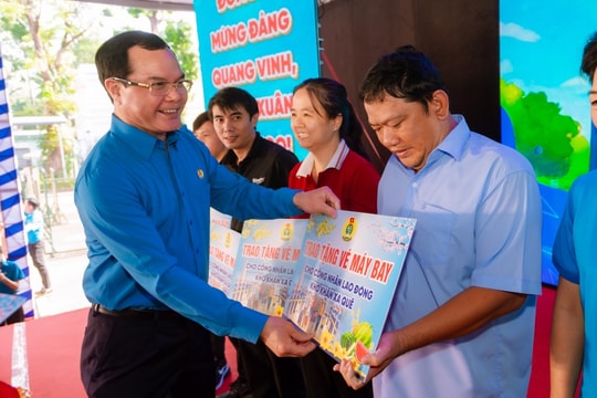 Mang Tết ấm đến với đoàn viên, người lao động