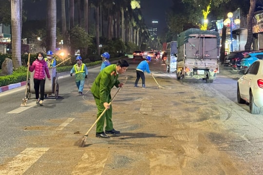 Bát Tràng xử lý kịp thời vệt dầu loang bảo đảm an toàn giao thông