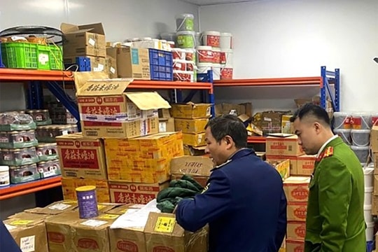Hà Nội: Thu giữ hàng chục tấn thực phẩm không rõ nguồn gốc