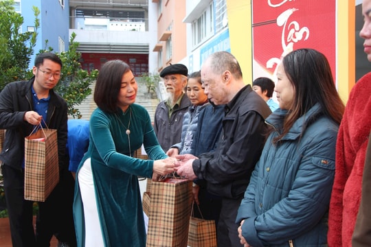 Phường Giảng Võ trao 374 suất quà trong chương trình “Tết sum vầy - Xuân ơn Đảng"