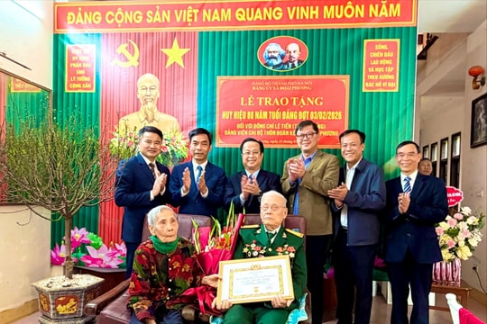 Phó Chủ tịch Thường trực HĐND thành phố Hà Nội Trần Thế Cương trao Huy hiệu 80 năm tuổi Đảng tặng đảng viên lão thành Lê Tiến