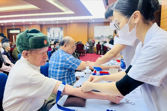 Phường Tây Tựu tổ chức khám, tư vấn sức khỏe cho người có công