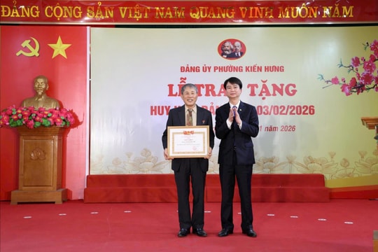 Phường Kiến Hưng trao Huy hiệu Đảng tặng 60 đảng viên