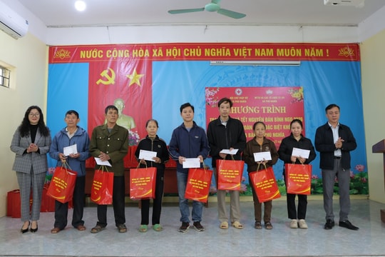 480 suất quà Tết nghĩa tình đến với các gia đình có hoàn cảnh khó khăn ở Phú Nghĩa