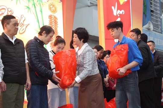 "Tết sum vầy - Xuân ơn Đảng": Chia sẻ yêu thương đến những hoàn cảnh khó khăn ở phường Giảng Võ