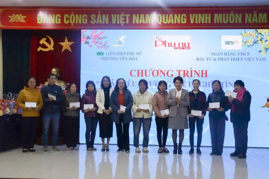 Trao “Xuân yêu thương - Tết nghĩa tình” đến phụ nữ phường Yên Hòa