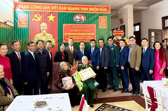 Đảng viên lão thành Lê Tiến tại xã Đoài Phương được trao tặng Huy hiệu Đảng 80 năm