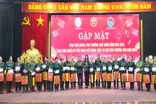 Trao 300 suất quà “Nghĩa tình Trường Sơn” tặng cựu nữ chiến sĩ Tiểu đoàn Trưng Trắc