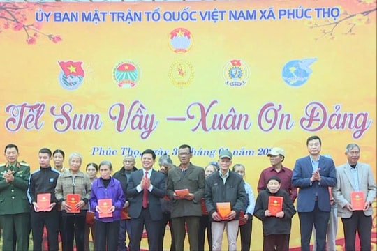 Xã Phúc Thọ trao quà cho các hộ gia đình có hoàn cảnh khó khăn