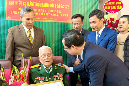 Xã Đoài Phương: trao tặng Huy hiệu 80 năm tuổi Đảng cho đảng viên lão thành Lê Tiến