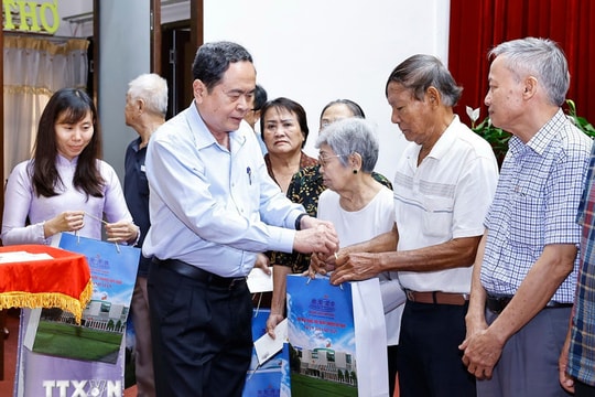 Chủ tịch Quốc hội Trần Thanh Mẫn tặng quà cho hộ nghèo, công nhân lao động tại Cần Thơ