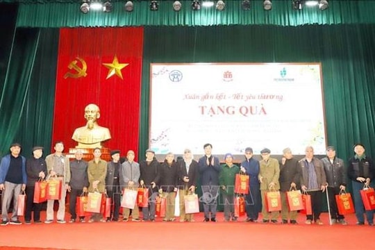 Bí thư Thành ủy Hà Nội Nguyễn Duy Ngọc trao quà Tết tại Hưng Yên