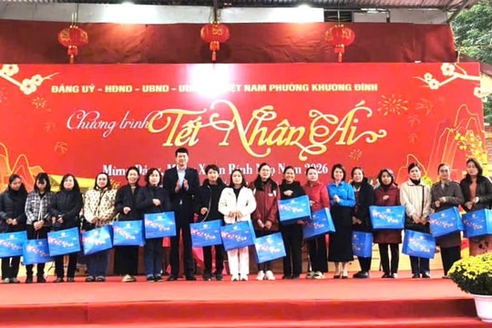 Công đoàn phường Khương Đình trao nhiều phần quà tới đoàn viên khó khăn