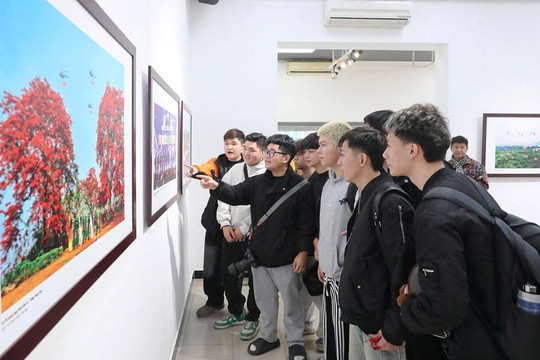 Triển lãm ảnh 'Mừng Đảng, mừng xuân và chào mừng thành công Đại hội lần thứ XIV của Đảng'