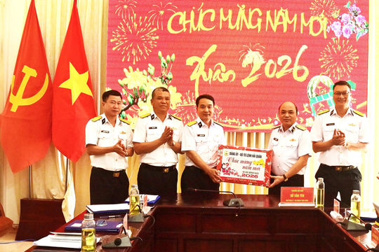 Phó Chính ủy Quân chủng Hải quân đi kiểm tra và chúc Tết cán bộ, chiến sĩ Lữ đoàn 681
