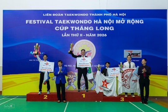 Trao giải toàn đoàn tại Festival Taekwondo Hà Nội mở rộng - Cúp Thăng Long 2026